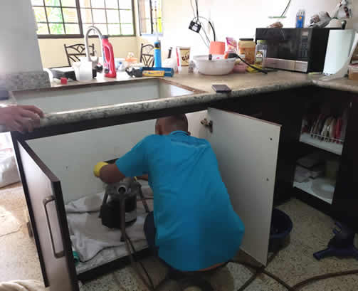 Plomero arregando fregador