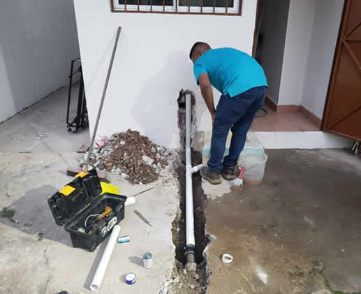 Plomero reparando